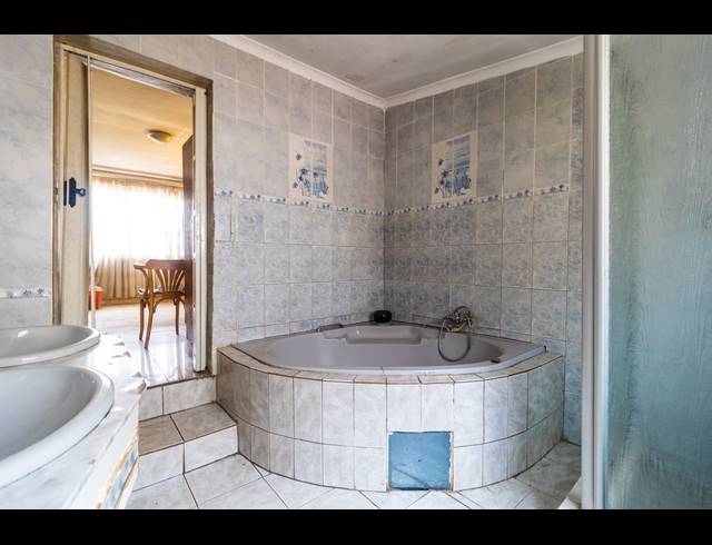 5 BEDROOM GUEST HOUSE FOR SALE IN ORLANDO WEST